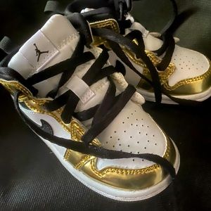Toddlers Jordan 1 gold, white, and black